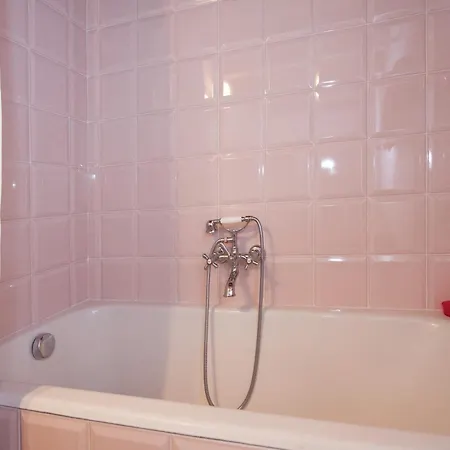 Charming Elegant Castle Flat With Large Garden Holiday home