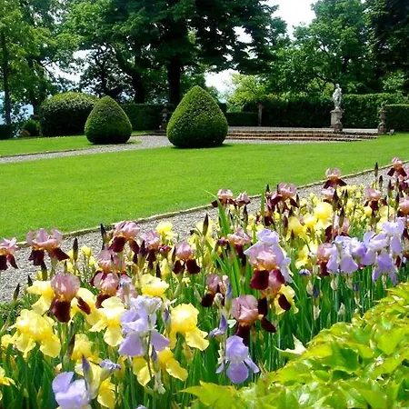 Charming Elegant Castle Flat With Large Garden Дом отдыха *