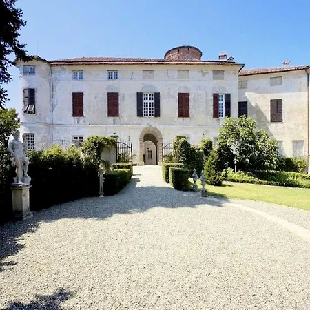 Charming Elegant Castle Flat With Large Garden Дом отдыха