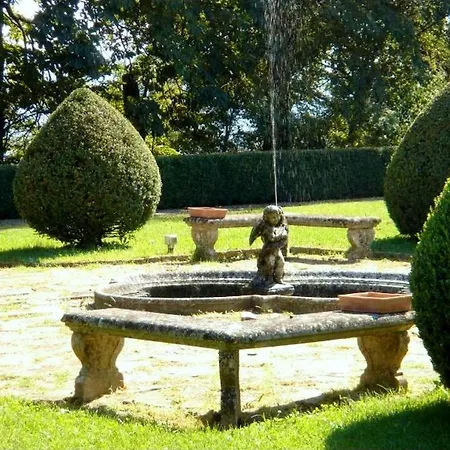 Дом отдыха Charming Elegant Castle Flat With Large Garden Rocca Grimalda