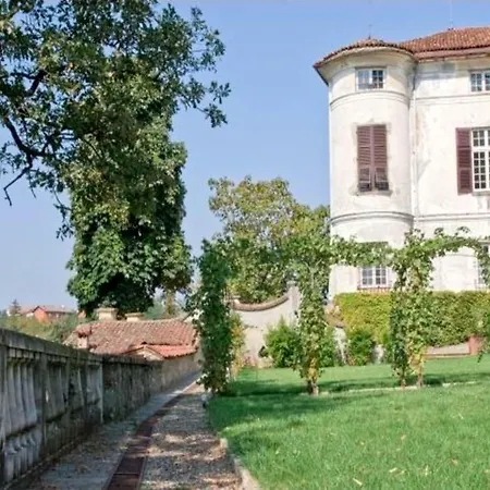 Дом отдыха Charming Elegant Castle Flat With Large Garden Rocca Grimalda